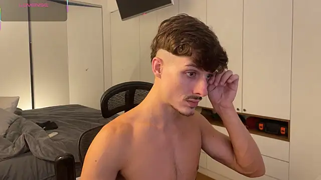 Snapshot of vitoraugustoxxx chatting on 03/03/26, 08:27 vitoraugustoxxx online show from 03/03/26, 08:27