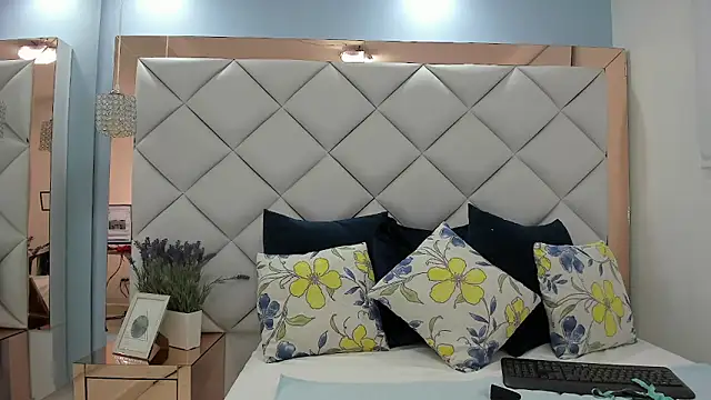 crystalstonee online show from 04/21/26, 09:43