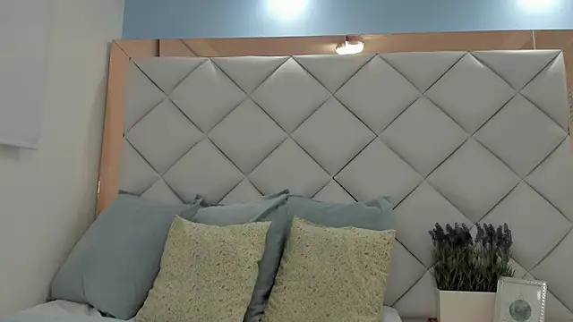 crystalstonee online show from 04/13/26, 10:25