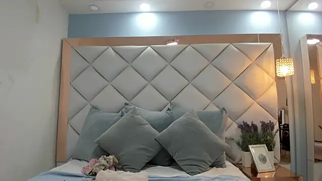 crystalstonee online show from 06/28/26, 07:31