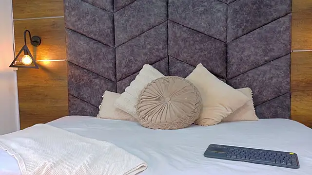 Snapshot of AnnieRouse__ chatting on 03/01/26, 11:43 AnnieRouse online show from 03/01/26, 11:43