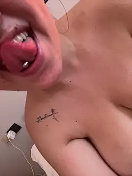 ladysofi02 online show from 06/16/26, 11:21
