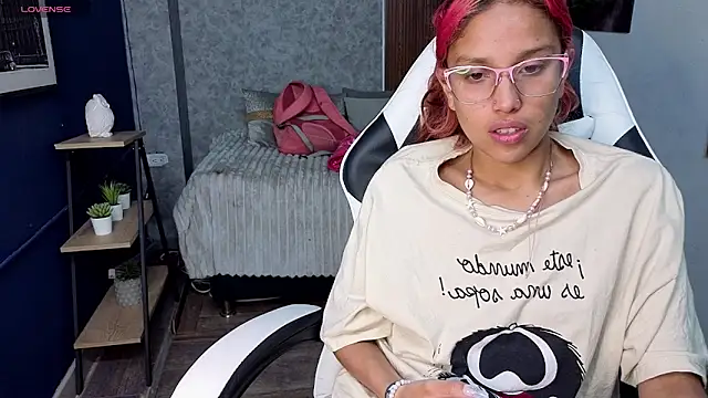 Snapshot of saphire_ chatting on 06/18/26, 02:11 saphire online show from 06/18/26, 02:11