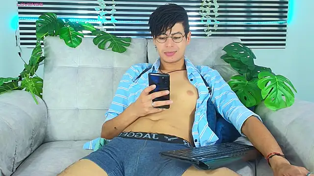 Snapshot of ThiiagoSaeenz chatting on 05/19/26, 05:09 ThiiagoSaeenz online show from 05/19/26, 05:09
