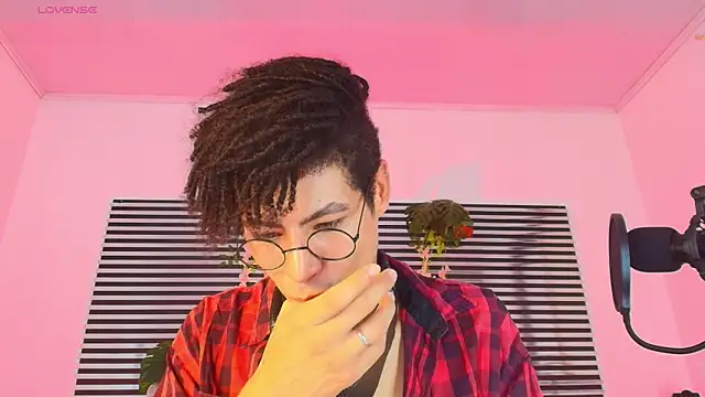 Snapshot of ThiiagoSaeenz chatting on 05/30/26, 04:45 ThiiagoSaeenz online show from 05/30/26, 04:45