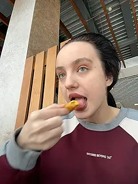 Snapshot of MiaTee chatting on 02/08/26, 04:10 MiaTee online show from 02/08/26, 04:10