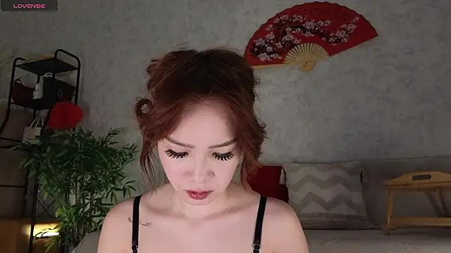 Snapshot of saya_li11 chatting on 02/16/26, 02:05 saya li11 online show from 02/16/26, 02:05