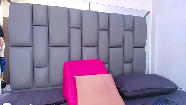 melany roberts  online show from 04/11/26, 03:14