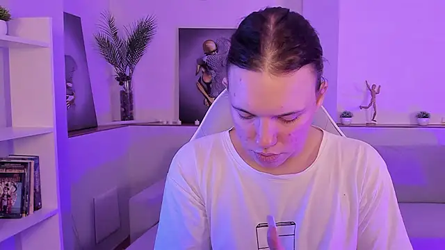 Snapshot of Madison_dolly chatting on 02/28/26, 08:36 Madison dolly online show from 02/28/26, 08:36