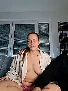 Snapshot of Larifari0406 chatting on 02/24/26, 12:28 Larifari0406 online show from 02/24/26, 12:28