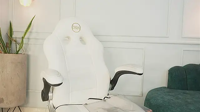 Lia Velez  online show from 02/28/26, 03:33