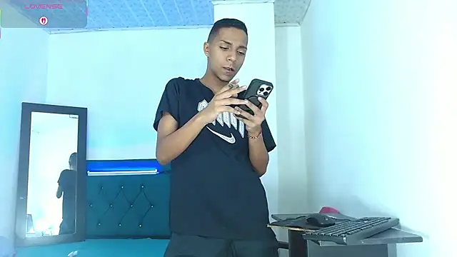 Snapshot of hotboyluxe chatting on 06/25/26, 05:34 hotboyluxe online show from 06/25/26, 05:34