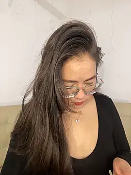 Snapshot of alisbloom chatting on 02/19/26, 06:05 alisbloom online show from 02/19/26, 06:05