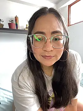 Snapshot of alisbloom chatting on 02/05/26, 06:04 alisbloom online show from 02/05/26, 06:04