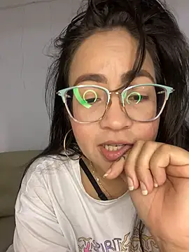 Snapshot of alisbloom chatting on 02/22/26, 05:10 alisbloom online show from 02/22/26, 05:10