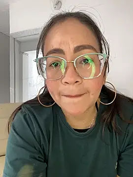 Snapshot of alisbloom chatting on 02/09/26, 06:06 alisbloom online show from 02/09/26, 06:06