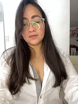 Snapshot of alisbloom chatting on 02/17/26, 06:05 alisbloom online show from 02/17/26, 06:05