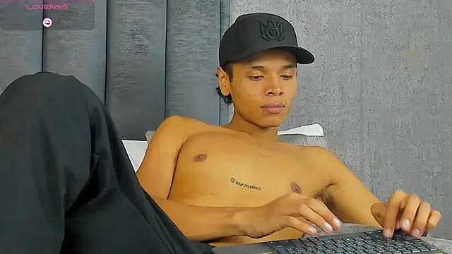 Alejandroo Montenegro online show from 03/08/26, 02:04