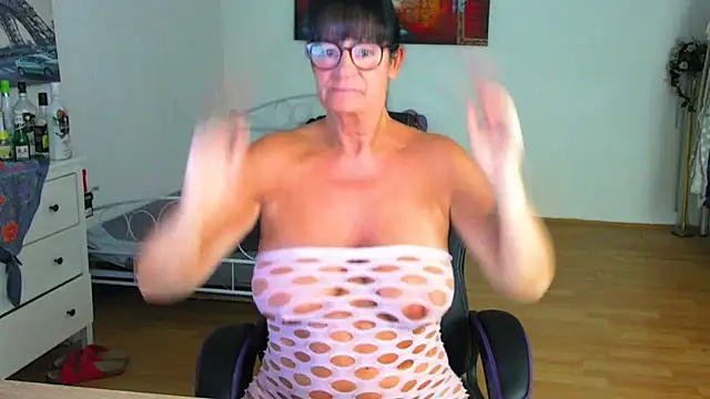 Snapshot of Sylly chatting on 09/10/25, 06:45 Sylly online show from 09/10/25, 06:45