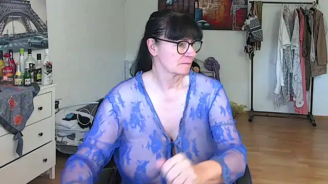 Snapshot of Sylly chatting on 03/19/25, 11:06 Sylly online show from 03/19/25, 11:06