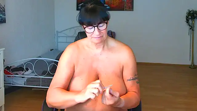 Snapshot of Sylly chatting on 07/15/26, 06:42 Sylly online show from 07/15/26, 06:42