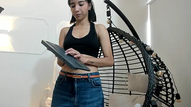 Snapshot of Emily_bruss chatting on 06/18/26, 08:47 Emily bruss online show from 06/18/26, 08:47