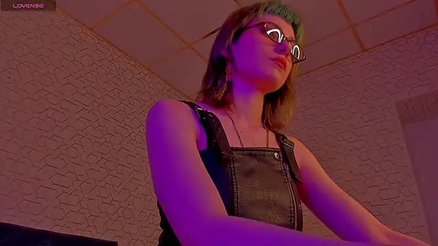 Scarle Whisper online show from 04/13/26, 09:02