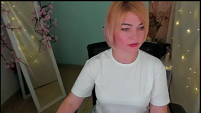 Snapshot of CuttieEmma chatting on 06/19/26, 07:14 CuttieEmma online show from 06/19/26, 07:14