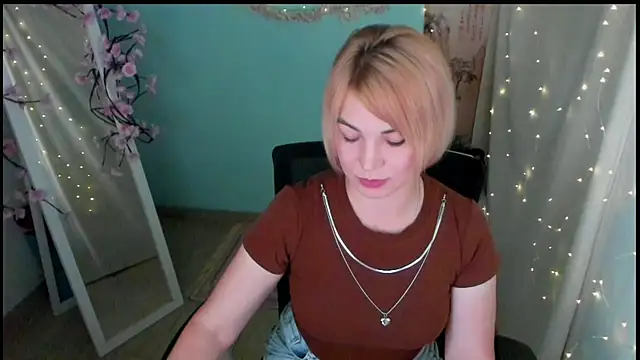 Snapshot of CuttieEmma chatting on 06/16/26, 01:11 CuttieEmma online show from 06/16/26, 01:11