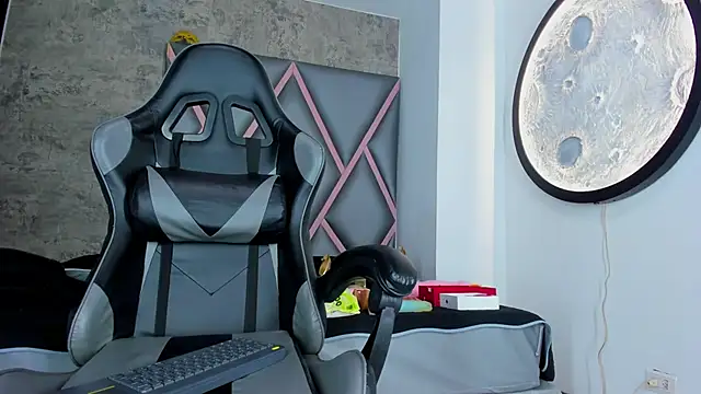 Snapshot of Emily-Queen03 chatting on 02/19/26, 11:40 Emily-Queen03 online show from 02/19/26, 11:40