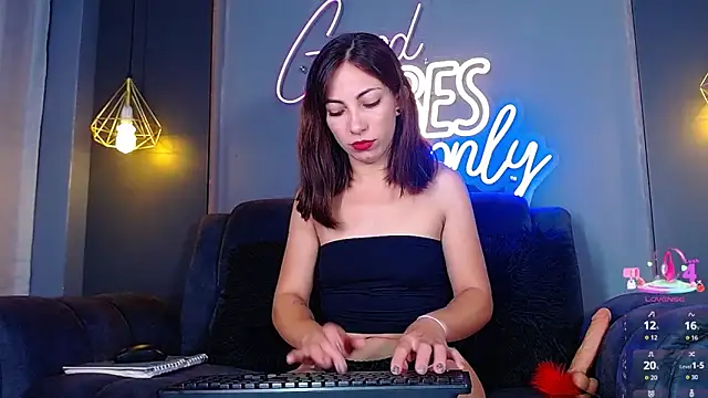 Snapshot of MIA_ROOUSE_ chatting on 02/12/26, 01:44 MIA ROOUSE online show from 02/12/26, 01:44