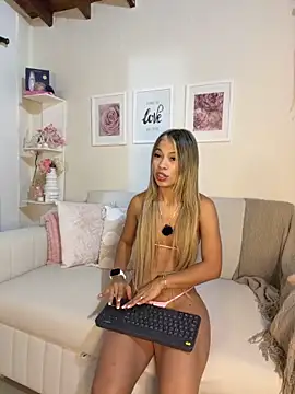 Snapshot of Mia_Rosee1 chatting on 06/11/26, 12:32 Mia Rosee1 online show from 06/11/26, 12:32