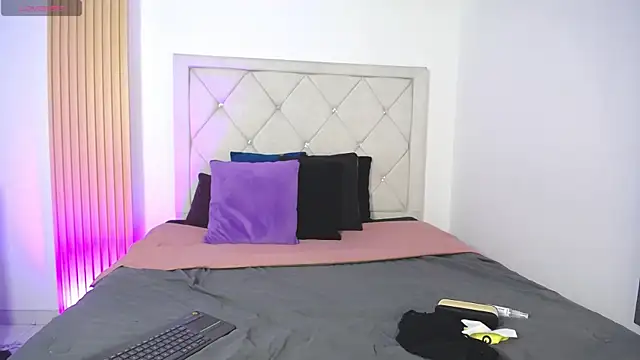 Luna Millers online show from 04/22/26, 04:08