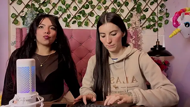 Valkiria-and-Dione online show from 04/11/26, 07:28