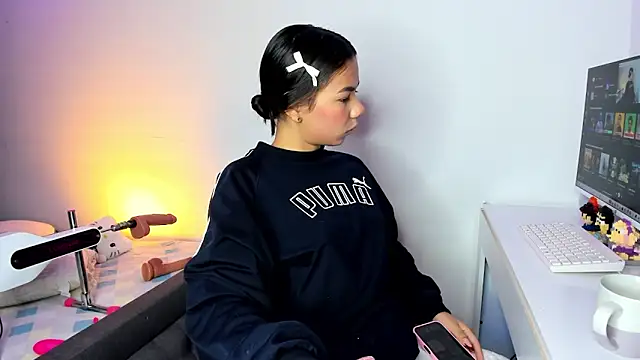 kaylaneee  online show from 05/13/26, 12:56