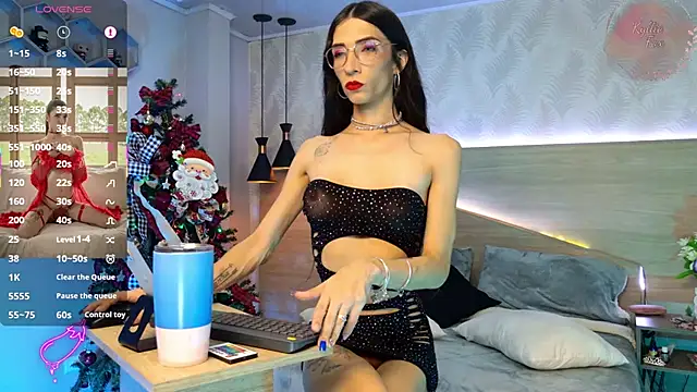 Snapshot of kylliefox_ chatting on 12/22/25, 01:33 kylliefox online show from 12/22/25, 01:33