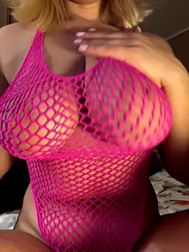 Snapshot of Best-B00bs chatting on 10/05/25, 10:44 Best-B00bs online show from 10/05/25, 10:44