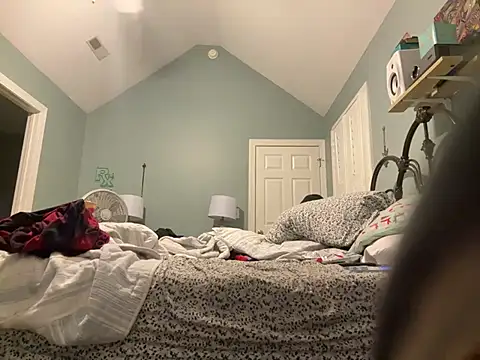 Snapshot of TrndSettr chatting on 02/28/26, 10:42 TrndSettr online show from 02/28/26, 10:42