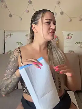 sexybatwomen33 online show from 04/22/26, 06:53