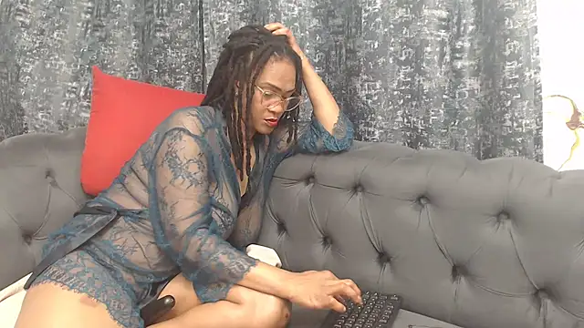 Snapshot of PrettyBoobsXX43 chatting on 05/04/26, 06:44 PrettyBoobsXX43 online show from 05/04/26, 06:44