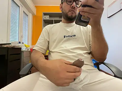 latinocalientehot online show from 06/18/26, 04:12
