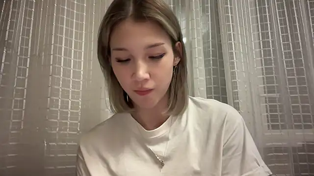 Snapshot of lilXdomiii chatting on 04/14/26, 02:44 lilXdomiii online show from 04/14/26, 02:44
