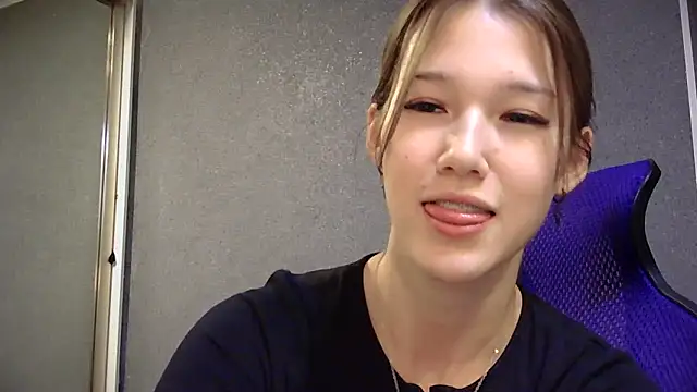 Snapshot of lilXdomiii chatting on 06/04/26, 05:39 lilXdomiii online show from 06/04/26, 05:39