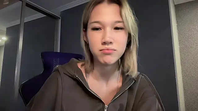Snapshot of lilXdomiii chatting on 03/22/26, 11:34 lilXdomiii online show from 03/22/26, 11:34