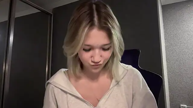 Snapshot of lilXdomiii chatting on 04/04/26, 12:34 lilXdomiii online show from 04/04/26, 12:34