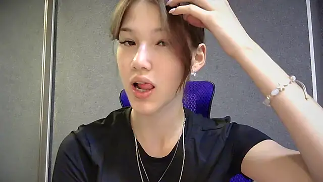 Snapshot of lilXdomiii chatting on 05/17/26, 11:43 lilXdomiii online show from 05/17/26, 11:43