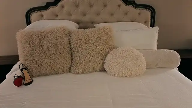 Snapshot of Hot_Wife_Amber chatting on 02/08/26, 12:30 Hot Wife Amber online show from 02/08/26, 12:30