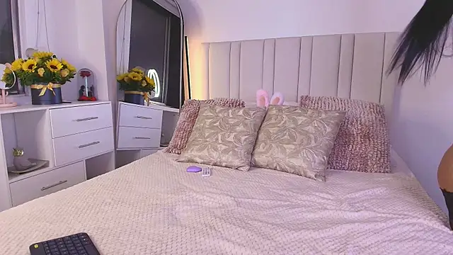 Snapshot of Anna-Lynn chatting on 02/15/26, 11:36 Anna-Lynn online show from 02/15/26, 11:36