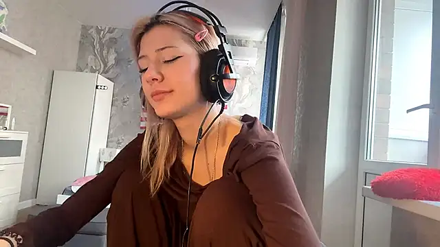 LadyFoxLove online show from 02/16/26, 11:53