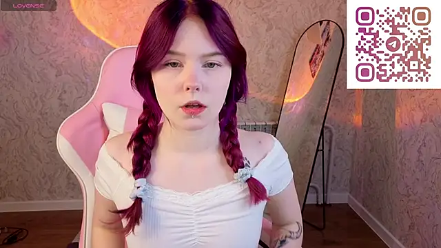 Julia Anis online show from 04/12/26, 01:09